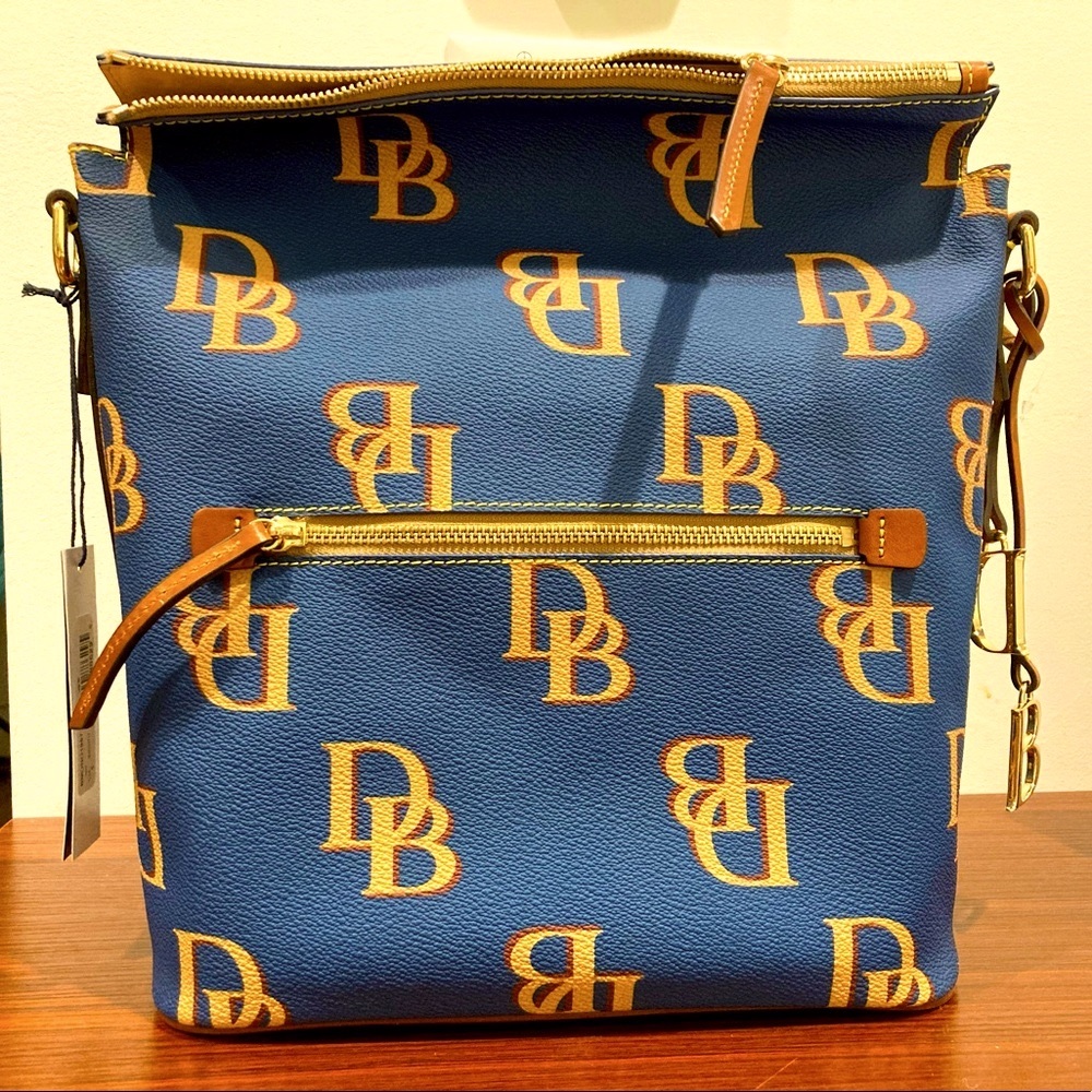 Dooney & Bourke Jean color big sac NWT